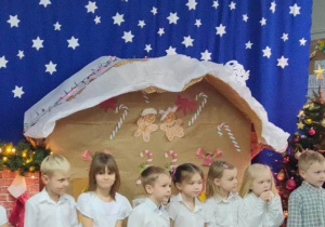 Dzieci recytują swoje wiersze podczas świątecznego występu.