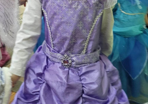 Zdjęcie przedstawia dziewczynkę w stroju księżniczki.