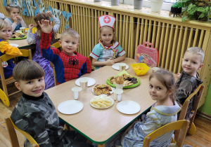Pielęgniarka, |Spider-Man, Żołnierz, Księżniczka i Zombie siedzą przy stoliku pełnym łakoci