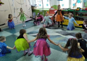 Dzieci tańczą w kółeczku.
