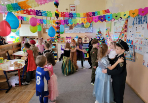 Dzieci z grupy „Odkrywcy” tańczą w parach.
