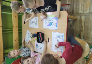 Dzieci kolorują malowankę Strażnik Internetu.
