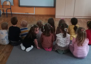 Dzieci z grupy Słoneczka odwrócone są do tablicy multimedialnej. Oglądają film o bezpiecznym korzystaniu z Internetu.