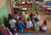 Dzieci z grupy Biedronki oglądają bajkę pt. "Bezpiecznie w Internecie".