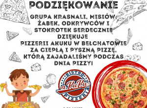 Plakat przedstawia podziękowania dla Pizzerii Akuku od kilku grup przedszkolnych za ciepłą i pyszną pizzę. Na dole po lewej stronie rysunek chłopca jedzącego pizzę, a po prawej zdjęcie pizzy.