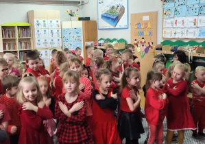 Przedszkolaki na przedstawieniu tańczą w rytm muzyki walentynkowej.
