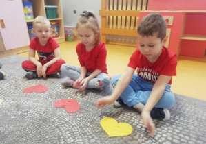 Dzieci z grupy Liski układają puzzle z serc.