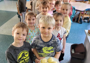 Dzieci z grupy Motylki idą do przedszkolnej kuchni upiec własnoręcznie przygotowane pączki.