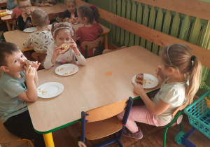 Degustacja pączków zamówionych przez Rodziców.