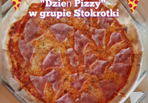 Zdjęcie z zamówioną pizzą z podpisem „Dzień Pizzy” w grupie Stokrotki.