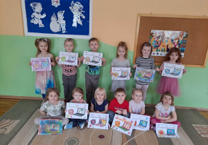 Na zdjęciu dzieci z grupy ,,Misie” prezentują swoją prace plastyczną.