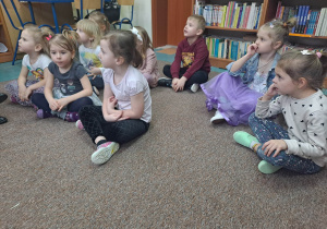 Dzieci z grupy ,,Misie” w skupieniu słuchają bajki.