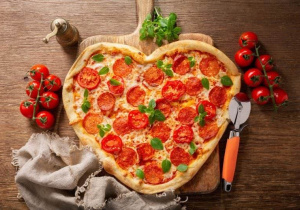 Pierwsze zdjęcie przedstawia obraz pizzy w kształcie serca.