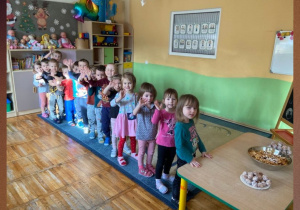 Zdjęcie grupowe dzieci stojących w kolejce do „Przedszkolnej Piekarni”.