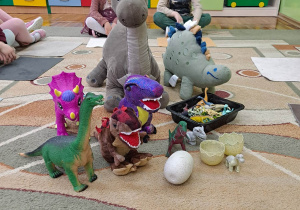 Na tym zdjęciu widać przyniesione przez dzieci przeróżne gatunki dinozaurów.
