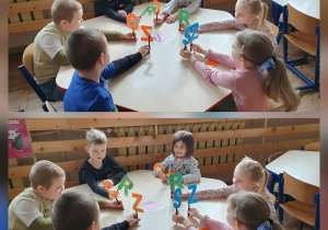 Zdjęcie zostało stworzone jako kolaż z dwóch fotografii, które przedstawiają dzieci siedzące przy stole trzymające kolorowe litery.
