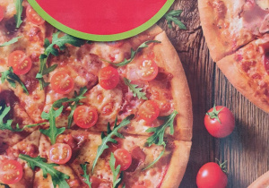 Zdjęcie przedstawia logo pizzerii Da Grasso na tle pizzy.