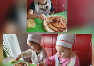Zdjęcie to kolaż dwóch zdjęć. Dzieci siedzą przy stole i smarują sosem pomidorowym przygotowany przez siebie spód z ciasta do pizzy.