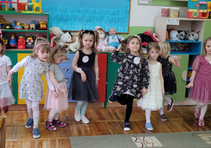Dziewczynki skaczą w rzędzie na jednej nodze - wybór Najbardziej Skocznej Miss