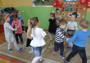Stokrotki tańczą na dywanie w parach.