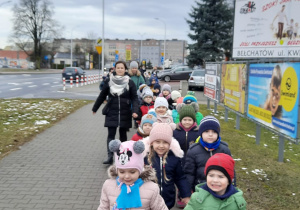 Dzieci z grupy Stokrotki oraz inne grupy w drodze do kina na bajkę „Wróżka Zębuszka”.