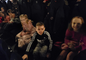 Dzieci z grupy Odkrywcy siedzą na fotelach kinowych w oczekiwaniu na bajki „Wróżka Zębuszka”.