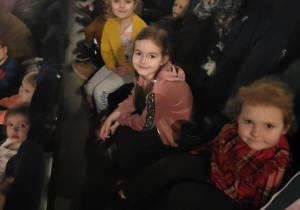 Dzieci z grupy Motylki, siedzą na fotelach w sali kinowej oczekując na bajkę „Wróżka Zębuszka”.