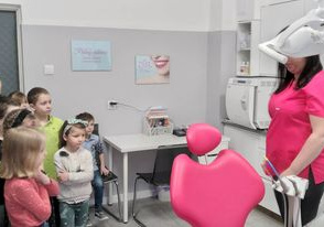 Dzieci oglądają gabinet stomatologiczny.