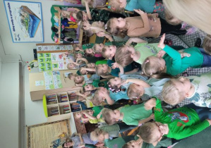 Dzieci tańczą do piosenki wraz z artystami grupy Pszczółki.