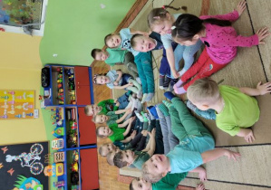 Dzieci z grupy Stokrotki prezentują swoje kolorowe skarpetki.