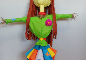 Kukła przedstawiająca Marzannę wykonaną z kolorowych ekologicznych elementów.