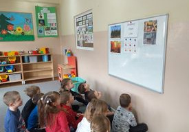 Dzieci słuchają wiadomości o lesie.