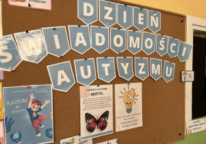 Plakat przedstawia dekorację z okazji Dnia Świadomości Autyzmu.