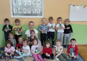 Dzieci z grupy Biedronki pozują do zdjęcia z Panią Pleciugą i wykonanymi króliczkami.