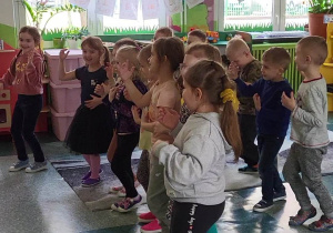 Dzieci z grupy Motylki tańczą do utworu Edumuz