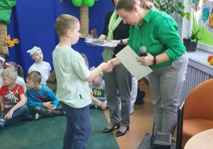 Pani Wicedyrektor gratuluje chłopcu oraz wręcza mu pamiątkowy dyplom za udział w konkursie.