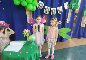 Dwie dziewczynki przebrane za motylki recytują swoje wierszyki.