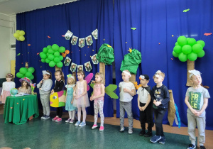 Dzieci podczas występu w przebraniach śpiewają piosenkę „Ziemia jest okrągła”.