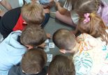 Dzieci układają wyraz podzielony na sylaby - drużyna druga.