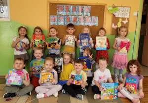 Misie prezentują przyniesione do przedszkola swoje ulubione książki