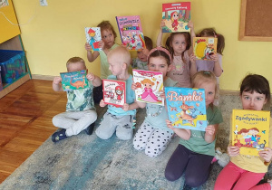 Dzieci z grupy Słoneczka trzymają w rączkach swoje ulubione książki.