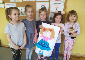 Pięć dziewczynek z grupy „Pszczółki” trzymają projekt Lalki Bawełnianki.