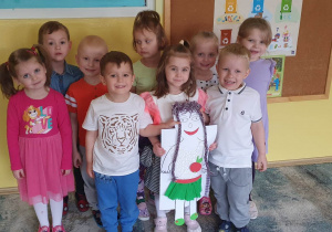 Dzieci z grupy „Słoneczka” trzymają w dłoniach projekt lalki.