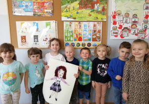 Dzieci z grupy „Liski” trzymają w dłoniach projekt Lalki Bawełnianki.