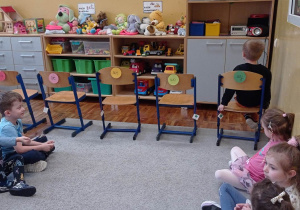 W sali zostało ustawionych pięć krzeseł a na nich przyczepiony sylaby : wa, wo, wi, we, wy. Nauczycielka odczytywała sylabę a zadaniem dziecka było zajęcie krzesła z odpowiednią sylabą.