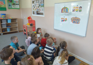 Dzieci z grupy "Tropiciele" słuchały opowiadania nauczyciela na temat pracy bibliotekarza.