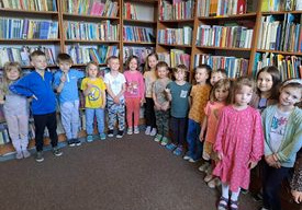 Dzieci z grupy "Żabki" odwiedziły bibliotekę, gdzie o zawodzie bibliotekarza opowiedziała Pani Małgorzata, która tam pracuje.