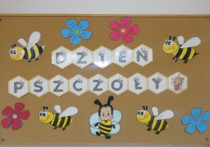Tablica z napisem „Dzień Pszczoły” oraz dekoracjami pszczół.