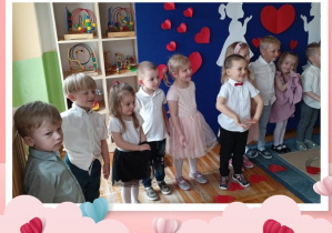 Zdjęcie grupowe dzieci podczas przedstawienia z okazji Dnia Mamy i Taty.