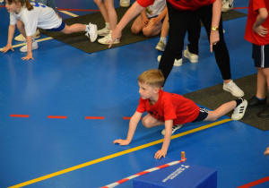 Chłopiec przyjmujący pozycję startową przed konkurencją.